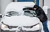 Eiskratzen gehört im Winter zur lästigen Pflicht vor der Autofahrt – ist aber unbedingt notwendig.