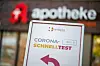 Ein Corona-Schnelltest-Schild vor einer Apotheke.