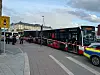 Ein Bus steht zur teilweisen Evakuierung des Hamburger Hauptbahnhofs bereit.