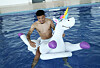 Jadon Sancho auf Plastik-Einhorn