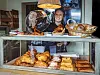 Alena Oellerich (36) präsentiert die französischen Gebäckklassiker in der „Patisserie Madeleine“ in der Susannenstraße.
