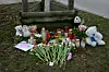 Trauernde haben Blumen, Kerzen und Kuscheltiere an der Bushaltestelle abgelegt, an der der Junge überfahren worden war.