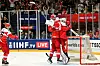Dänemark-Spieler springen sich in die Arme nachdem Sieg