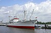 Die „Cap San Diego“ liegt bei schönem Wetter im Hafen.