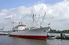 Die „Cap San Diego“ liegt bei schönem Wetter im Hafen.