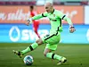 Hier segelt Niklas Lomb am Ball vorbei und bereitet damit das Tor für den FC Augsburg vor.