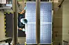 Eine Mitarbeiterin steht bei der Qualitätskontrolle an einer Produktionslinie für Solarmodule im Werk der Meyer Burger Technology AG.