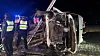 Der Transport liegt nach dem Unfall auf der Seite auf einer Wiese.