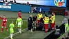 Schiedsrichter-Assistent Thorben Siewer liegt verletzt am Boden