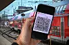 Hand mit Deutschlandticket