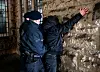 Beamte der Bundespolizei durchsuchen einen Mann (Symbolbild).