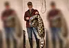 Christian Erdmann, Leiter des Wildtier- und Artenschutzzentrums in Klein Offenseth-Sparrieshoop, mit Ben, der Gelben Anakonda, die in Quickborn gefunden wurde.