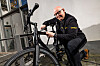 Holger Buck, Rad-Experte und Filialleiter vom Fahrradladen „von Hacht“, demonstriert die verschiedenen Schlossarten am Fahrrad.