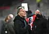 Hans-Joachim Watzke mit ARD-Mikrofon in der Hand.