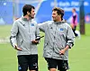 Merlin Polzin und Daniel Müssig umarmen sich auf dem Trainingsplatz
