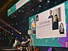 Elyas M'Barek erklärt irgendwas zu Storytelling. Das Publikum ist garantiert wegen seiner Social-Media-Expertise da.