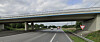 Von dieser Brücke über die A7 soll der Täter einen Gegenstand auf ein vorbeifahrendes Auto geworfen haben.