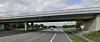 Von dieser Brücke über die A7 soll der Täter einen Gegenstand auf ein vorbeifahrendes Auto geworfen haben.
