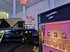 Eine Schwarze Stretchlimo mit Dachzelt-Aufbau steht vor dem Stand des „Kliemannslands“ auf der OMR 2025.