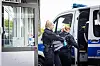 Polizistinnen tragen Aktenordner aus der AfD-Zentrale in Hannoover.