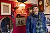 Fühlt sich geborgen: Uli Zöller (59) hat sich ein kleines Refugium mit seinen Antiquitäten im Regenbogenhaus geschaffen.