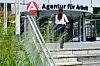 Eine Frau betritt eine Filiale der Agentur für Arbeit in Hamburg.