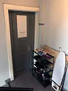 Hier, in der geöffneten Wohnungstür, geschah die Tat