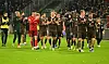 St. Pauli-Profis drehen eine Ehrenrunde und applaudieren.