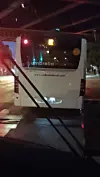 Einer der U2-Ersatzverkehr-Busse, ebenfalls mit einem „HH-UM“-Kennzeichen. Nur ein Bremslicht ist an, die Abblendlichter sind gar nicht an.