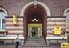 Seit Monaten ist die Filiale an der Altonaer Poststraße geschlossen. Trotzdem kommen im Sekundentakt Kunden und müssen dann die Schilder mit der schlechten Nachricht lesen.