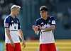 Nicolás Capaldo gibt Silvan Hefti bei seinem HSV-Debüt in Graz Anweisungen
