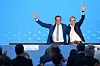 Tino Chrupalla und Alice Weidel jubeln über die Annahme des Wahlprogramms für die Europawahl und winken den Delegierten zu.