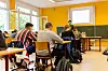 Schülerinnen und Schüler sitzen am Montagmorgen beim Unterricht
