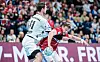 Kiels Abwehrkante Hendrik Pekeler (l.) hält den Hamburger Moritz Sauter in Schach.