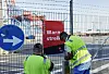 Hafenarbeiter hängen am Zaun der Containerterminals der HHLA (Hamburger Hafen und Logistik AG) ein Schild mit der Aufschrift „Warnstreik“ auf.