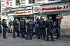 Am späten Mitwochnachmittag stürmte die Polizei die Kneipe „Windstärke 11“ am Hansaplatz.