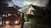 Die Feuerwehr löscht das brennende Dach des Hauses.