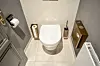 Zu ersteigern gibt es auf der Signa-Auktion ein komplettes Toilettenset – mit Klopapier- und Klobürstenhalter.