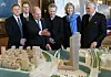 2018 stellte der damalige Hamburger Bürgermeister Olaf Scholz (SPD, 3.v.l.) die Elbtower-Pläne vor. In der Mitte zu sehen: Das jetzt zur Versteigerung stehende 3D-Modell des Gebäudes.
