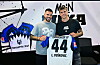 Mario Vuskovic präsentierte stolz das Trikot seines Bruders Luka bei dessen HSV-Vorstellung.