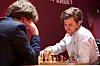 Magnus Carlsen zieht gegen Vincent Keymer bei einem Turnier in Warschau 2024.