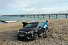 auto fährt sich am Strand fest. schwierige Bergung