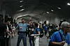 Ein Sicherheitsbeamter weist Menschen an, den Veranstaltungsort der Weltklimakonferenz COP30 zu verlassen.
