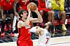 Basketball-Spieler Boban Marjanovic wirft einen Ball
