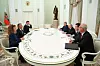 Die US-Delegation (l.) bei Gesprächen im Kreml.