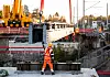 Teile einer Brücke werden auf der Baustelle der neuen S-Bahn-Linie S4 im Stadtteil Marienthal mit einem Kran eingehoben.
