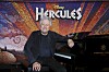 Er sitzt am Flügel, lächelt in die Kamera, im Hintergrund der Hercules-Schriftzug