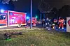 Rettungskräfte an der Unfallstelle: Hier war ein E-Scooter-Fahrer mit einem Pkw kollidiert.