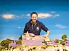 Frederik Braun, einer der Gründer des Miniatur-Wunderlandes. Die Hamburger Touristenattraktion verkauft Pins und Magnete für den guten Zweck.