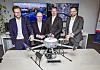 Verkehrssenator Anjes Tjarks, Dr. Stefan Klotz (Geschäftsführer LSBG), Matthias Gronstedt (Geschäftsführer HHLA Sky) und Lars Neumann (Direktor Logistik HHLA) präsentieren die neue Drohne.